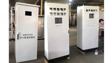 仿威圖柜是方便用戶配電系統(tǒng)的設(shè)備，它能夠方便有序的進(jìn)行配電控制，及時(shí)排除隱患，避免事故的發(fā)生，一般的仿威圖柜是對電壓、電流、頻率、有用功率、無用功率、電能、諧波等電力品質(zhì)做監(jiān)控。而高壓仿威圖柜是用于電力系統(tǒng)發(fā)電、輸電、配電、電能轉(zhuǎn)換和消耗中起通斷、控制或保護(hù)等作用。除此之外，仿威圖機(jī)柜是按電氣接線要求將開關(guān)設(shè)備、測量儀表、保護(hù)電路和輔助設(shè)備組裝在封閉或半封閉的金屬柜總或屏幅上，構(gòu)成低壓配電裝置。 而人們口中所說的控制柜、仿威圖柜還有動力柜，原則上是同一個(gè)事物，只是說法不同還有外表不同，一般配電箱是比較小的，兩種則是立體型的。以下仿威圖柜的七大特點(diǎn),這也是你選用仿威圖柜的動力所在。