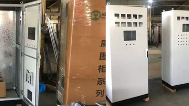  近年來，仿威圖機(jī)柜產(chǎn)品越來越多的被用于國內(nèi)外重要的設(shè)備及工程中。這個(gè)來自德國的品牌威圖柜體，在業(yè)內(nèi)一直是高大上的形象，精細(xì)品質(zhì)令人向往，高昂的價(jià)格讓大家望而卻步。隨著中國制造業(yè)的迅速崛起，國內(nèi)鈑金機(jī)箱機(jī)柜特造廠家的生產(chǎn)工藝迅速升級，從原來的粗糙低端的機(jī)器升級為激光切割、數(shù)控生產(chǎn)線、噴塑生產(chǎn)線。涌現(xiàn)出大批的具有一定生產(chǎn)規(guī)模和國際水準(zhǔn)制造工藝的企業(yè)代表。仿威圖柜體以其優(yōu)良的品質(zhì)和低廉的價(jià)格，迅速搶占市場。目前，仿威圖電柜價(jià)格已十分透明，如果對自己的產(chǎn)品和工程有品質(zhì)追求的企業(yè)，完全可以稍加預(yù)算，采用這種可以提升形象的產(chǎn)品。那么，面對市場上眾多宣傳自己可以生產(chǎn)仿威圖機(jī)柜的廠家，該如何才能明智的選擇到一家專業(yè)對口而且性價(jià)比適合的仿威圖機(jī)柜廠家呢？威柜電氣為你備下以下幾點(diǎn)秘訣：