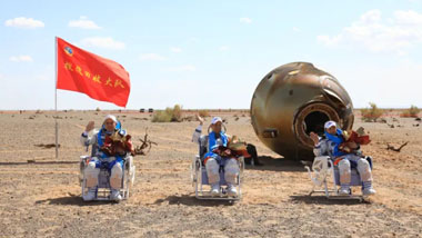 威柜電氣熱烈祝賀神舟十二號載人飛船返回艙成功著陸，3名航天員安全順利出艙！